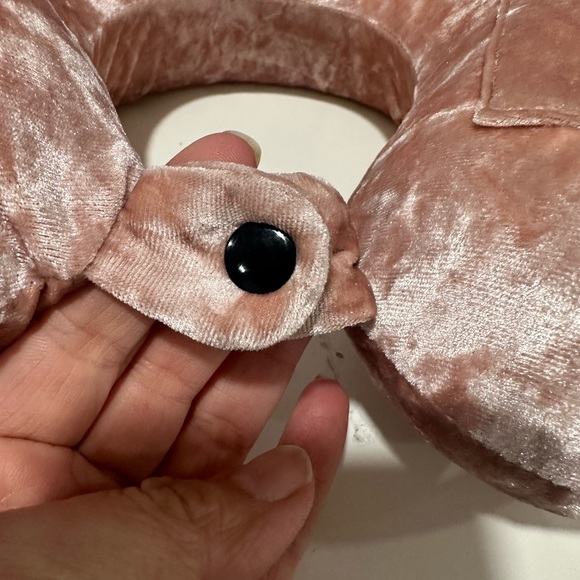 Cloudz crushed  pink velvet travel pillow with pocket. - Picture 3 of 7